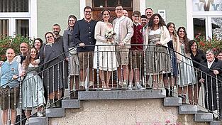 Die Hochzeitsgesellschaft traf sich zu einem gemeinsamen Foto vor dem Rathaus in Grafenwiesen. Die Hochzeitsgesellschaft traf sich zu einem gemeinsamen Foto vor dem Rathaus in Grafenwiesen.