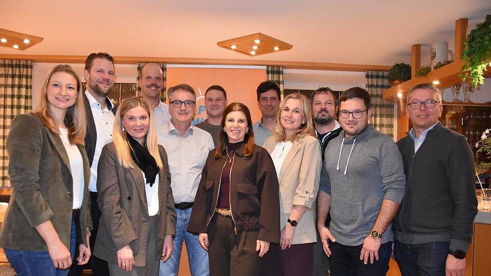 Die Kandidatinnen und Kandidaten der Freien Wählergemeinschaft Volkenschwand-Leibersdorf-Großgundertshausen werden angeführt von Silvia Goldbrunner (Mitte). Die Kandidatinnen und Kandidaten der Freien Wählergemeinschaft Volkenschwand-Leibersdorf-Großgundertshausen werden angeführt von Silvia Goldbrunner (Mitte).