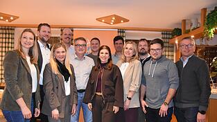 Die Kandidatinnen und Kandidaten der Freien Wählergemeinschaft Volkenschwand-Leibersdorf-Großgundertshausen werden angeführt von Silvia Goldbrunner (Mitte).