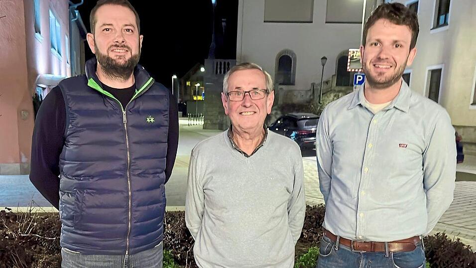 Anl&auml;sslich des 25. Jubil&auml;ums w&uuml;rdigten F&ouml;rderverein-Vorsitzender Wolfgang Sch&auml;chtl (links) und Spielmannszug-Chef Tobias Sp&auml;th (rechts) die ehrenamtliche Lebensleistung von Max Sch&auml;chtl (einst Spielmannszug-Vorsitzender, danach langj&auml;hriger F&ouml;rdervereinvorstand und nicht zuletzt Initiator dieses Vereins).