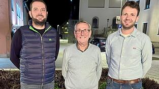 Anl&auml;sslich des 25. Jubil&auml;ums w&uuml;rdigten F&ouml;rderverein-Vorsitzender Wolfgang Sch&auml;chtl (links) und Spielmannszug-Chef Tobias Sp&auml;th (rechts) die ehrenamtliche Lebensleistung von Max Sch&auml;chtl (einst Spielmannszug-Vorsitzender, danach langj&auml;hriger F&ouml;rdervereinvorstand und nicht zuletzt Initiator dieses Vereins).