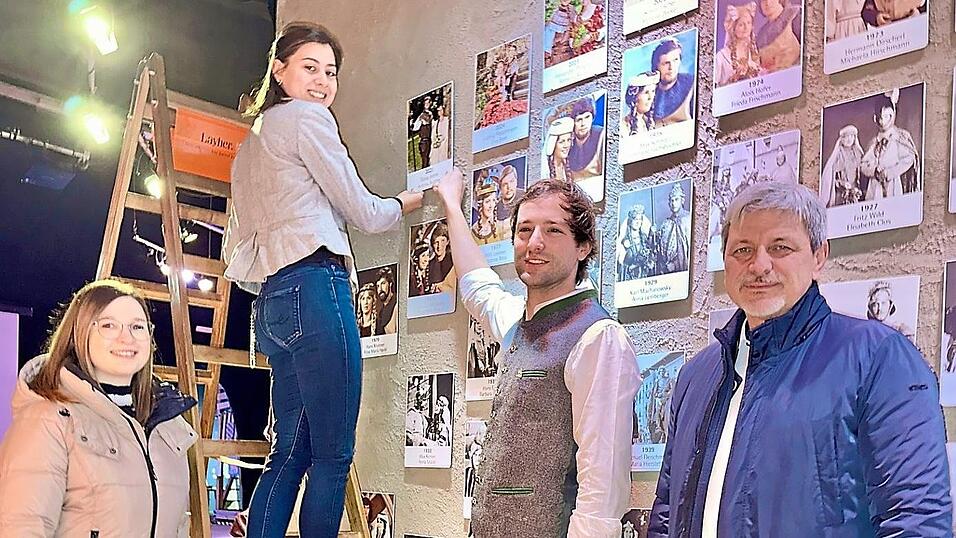 Im Beisein von Anna-Lena Fischer und B&uuml;rgermeister Sandro Bauer befestigten Antonia Buschek und Tobias Jelinek ihr Bild an die Ritterpaarwand in der Drachenh&ouml;hle.