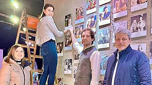 Im Beisein von Anna-Lena Fischer und B&uuml;rgermeister Sandro Bauer befestigten Antonia Buschek und Tobias Jelinek ihr Bild an die Ritterpaarwand in der Drachenh&ouml;hle.