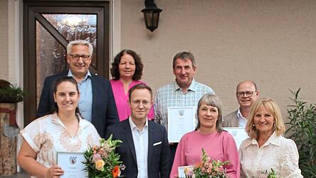 Vorne v.l.: Verena Sladek, B&uuml;rgermeister Florian H&ouml;lzl, Sabine Hess, Christa Popp; hinten v.l.: Zweiter B&uuml;rgermeister Michael Wensauer, Ruth M&uuml;ller, Martin Gebendorfer, Klaus Leopold.