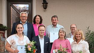 Vorne v.l.: Verena Sladek, Bürgermeister Florian Hölzl, Sabine Hess, Christa Popp; hinten v.l.: Zweiter Bürgermeister Michael Wensauer, Ruth Müller, Martin Gebendorfer, Klaus Leopold. Vorne v.l.: Verena Sladek, Bürgermeister Florian Hölzl, Sabine Hess, Christa Popp; hinten v.l.: Zweiter Bürgermeister Michael Wensauer, Ruth Müller, Martin Gebendorfer, Klaus Leopold.