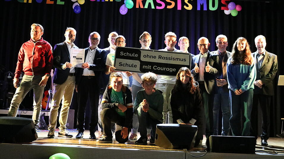 Pate Gernot Bauer und Direktor Hermann (2.u.3. v.li.)Schneider präsentieren die Urkunde. Pate Gernot Bauer und Direktor Hermann (2.u.3. v.li.)Schneider präsentieren die Urkunde.