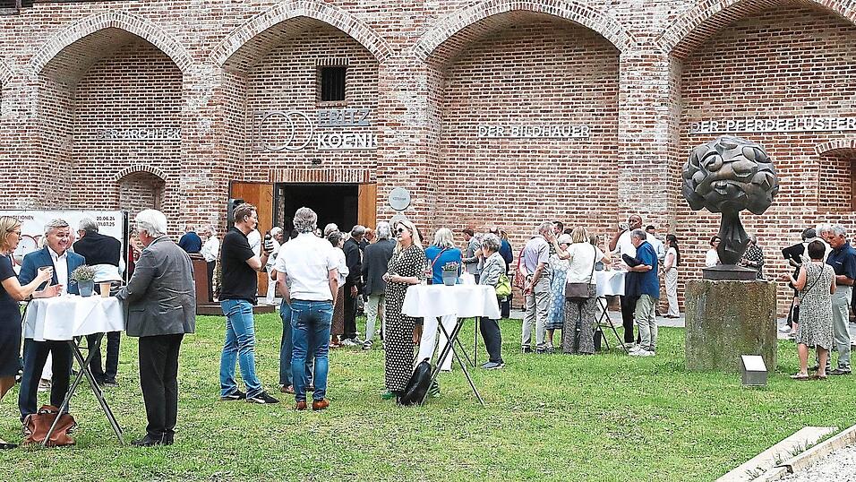 'Lebensstationen' ist die erste biographische Koenig-Ausstellung. Die Themen werden an der Fassade des Koenigmuseums angek&uuml;ndigt.
