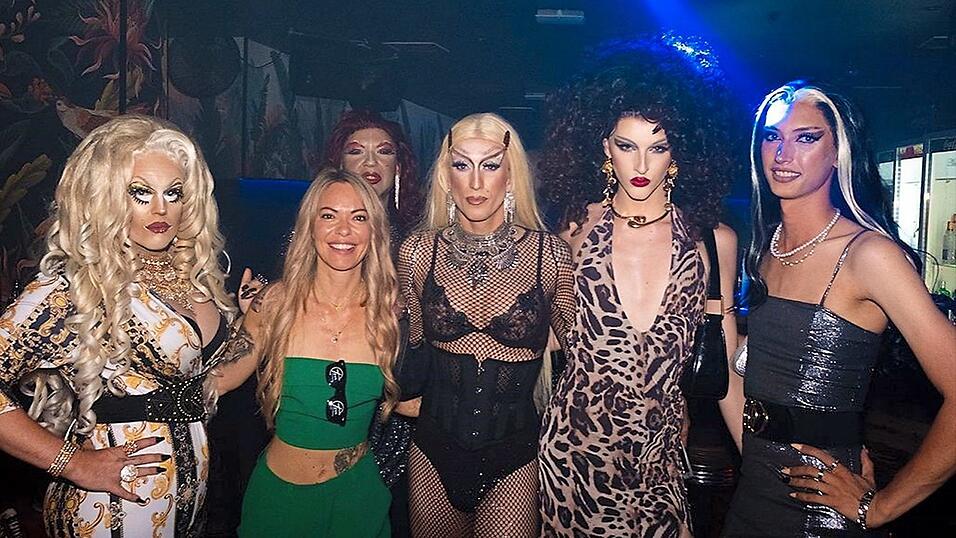 Drag Queen Atlantika van Doom (l.) und ihre Drag-Freundinnen aus Passau mit 'Liesl'-Chefin Tanja Adler (2.v.l.). Drag Queen Atlantika van Doom (l.) und ihre Drag-Freundinnen aus Passau mit 'Liesl'-Chefin Tanja Adler (2.v.l.).
