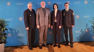 Annette Haberl begrüßte gemeinsam mit Polizeipräsident Roland Kerscher (rechts) und Polizeivizepräsident Werner Sika (links) ihren Nachfolger Stefan Schillinger (2.v.l.).