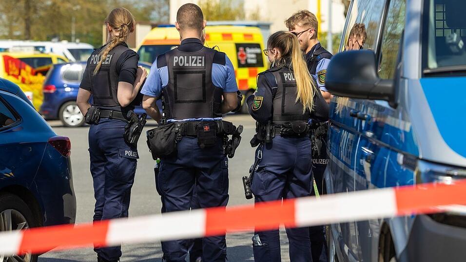 Am Dienstagmittag waren Hinweise auf Sch&uuml;sse per Notruf eingegangen. Die Polizei ordnete dies den Angaben zufolge als lebensbedrohliche Einsatzlage ein.