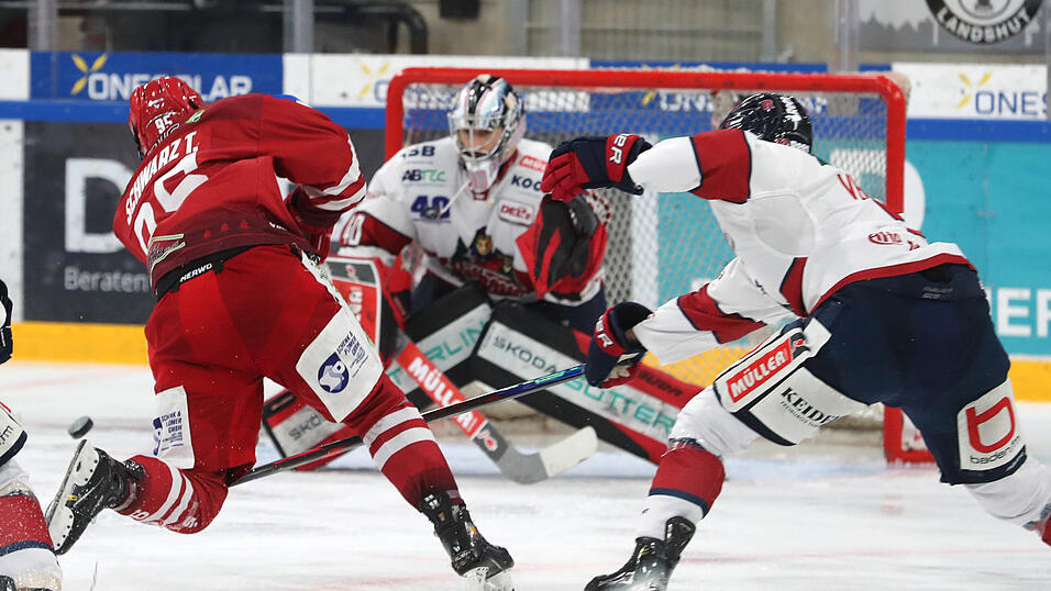 WIE EIN AUSGEBUFFTER PROFI: EVL-Jungspund Tobi Schwarz (links) stibitzte Petr Heider die Scheibe vom Schl&auml;ger und netzte in der 44. Spielminute ziemlich humorlos zum 4:2 ein - quasi die Vorentscheidung im Duell mit den W&ouml;lfen aus dem Breisgau.