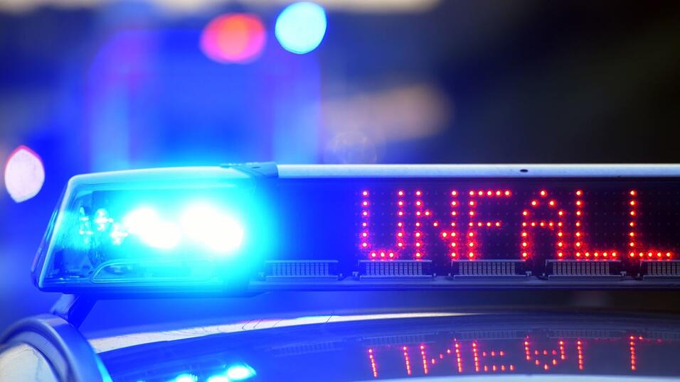 Ein 20-Jähriger wurde bei dem Unfall schwer verletzt. (Symbolbild) Ein 20-Jähriger wurde bei dem Unfall schwer verletzt. (Symbolbild)