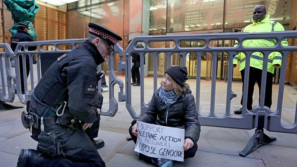 Greta Thunberg wurde in London festgenommen. Greta Thunberg wurde in London festgenommen.