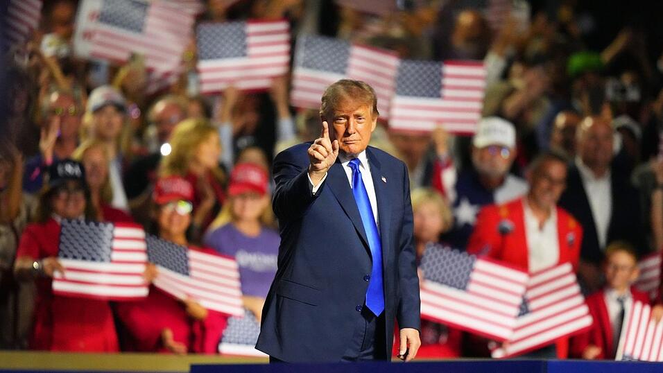 Wenn Trump vor Menschenmengen spricht, beschwört er gerade oft das Bild einer angeblich durch Kommunisten bedrohten USA hervor. (Archivbild) Wenn Trump vor Menschenmengen spricht, beschwört er gerade oft das Bild einer angeblich durch Kommunisten bedrohten USA hervor. (Archivbild)