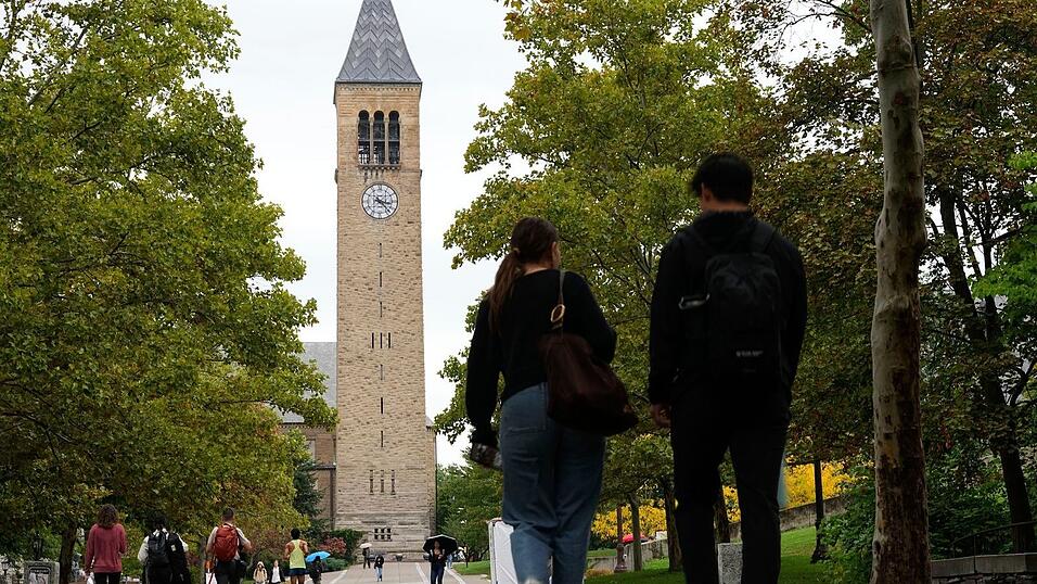 Die ehemalige Studentin wirft sieben M&auml;nnern einer Verbindung vor, sie sexuell missbraucht und vergewaltigt zu haben.