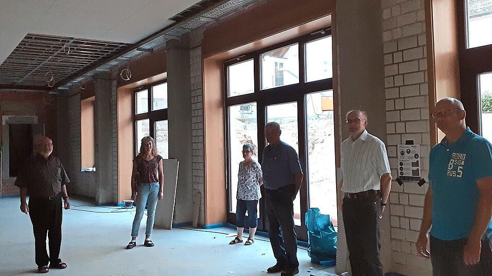 Pfarrer Franz Matok (links) erläuterte den Kirchenverwaltungsmitgliedern und Pfarrgemeinderatssprecher Gregor Weiss (rechts) den aktuellen Baustand. Pfarrer Franz Matok (links) erläuterte den Kirchenverwaltungsmitgliedern und Pfarrgemeinderatssprecher Gregor Weiss (rechts) den aktuellen Baustand.