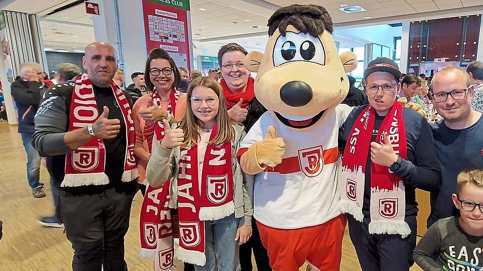 Leon (3. von rechts) mit seiner Familie bei der Besichtigung im Jahnstadion.