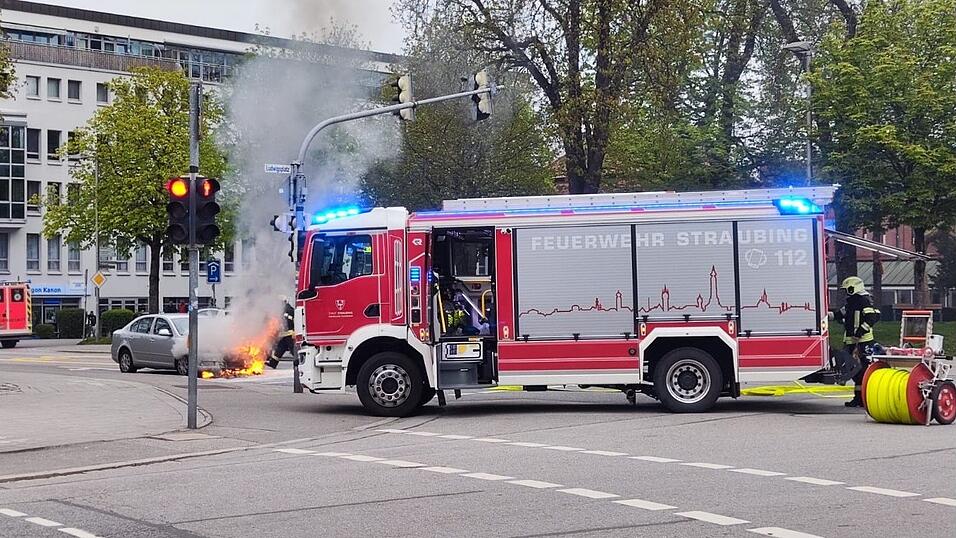 Am Sonntagnachmittag ist in Straubing ein Auto in Brand geraten. Einsatzkr&auml;fte sind vor Ort.
