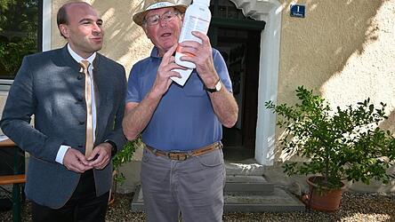 Sebastian Schlachtbauer mit einer der Spritzmittelfalschen bei seinem Vortrag zur &bdquo;Schikane f&uuml;r die Landwirte&ldquo;.