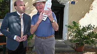 Sebastian Schlachtbauer mit einer der Spritzmittelfalschen bei seinem Vortrag zur &bdquo;Schikane f&uuml;r die Landwirte&ldquo;.