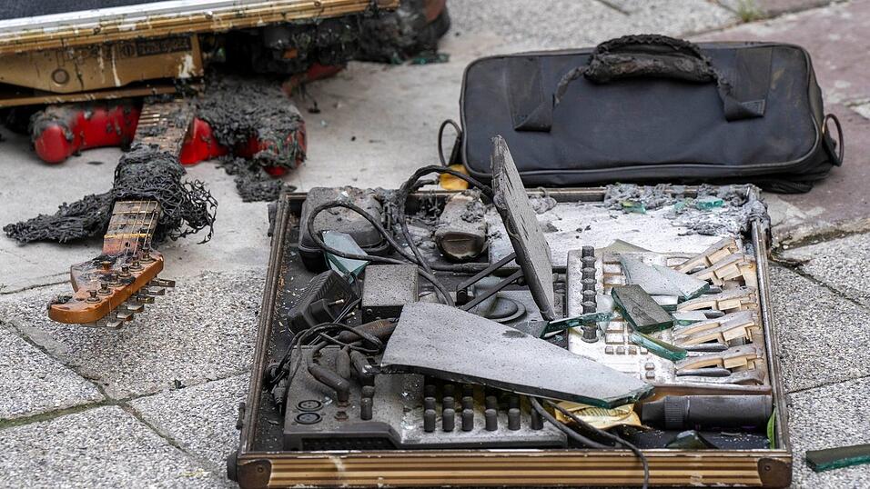Das Lokal brannte lichterloh - eine rote Gitarre und ein Mischpult liegen liegt völlig verkohlt am Boden. Das Lokal brannte lichterloh - eine rote Gitarre und ein Mischpult liegen liegt völlig verkohlt am Boden.