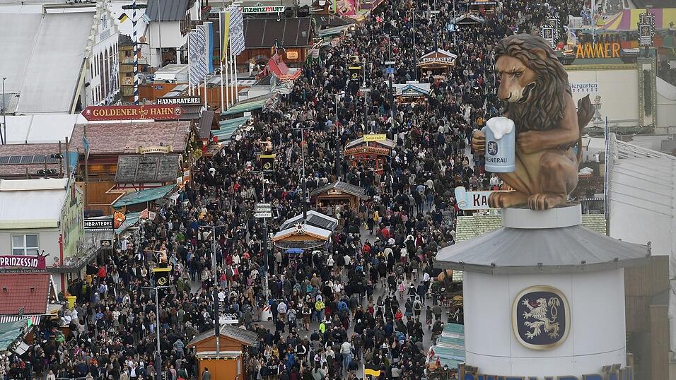 2025 musste das Wiesn-Gelände zeitweise wegen Überfüllung geschlossen werden. (Archivbild) 2025 musste das Wiesn-Gelände zeitweise wegen Überfüllung geschlossen werden. (Archivbild)