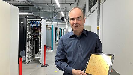 Vier Millionen Euro kostet das Chipmodell, das Dieter Kranzlmüller hält. Theoretisch: Zur Demonstration hält er nur ein Ausschussobjekt des weltgrößten KI-Chips in den Händen.