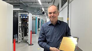 Vier Millionen Euro kostet das Chipmodell, das Dieter Kranzlmüller hält. Theoretisch: Zur Demonstration hält er nur ein Ausschussobjekt des weltgrößten KI-Chips in den Händen.