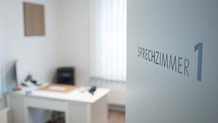 Union und SPD wollen ein verbindliches System einführen, bei dem Patientinnen und Patienten in eine Hausarztpraxis gehen, die sie bei Bedarf an Fachärzte überweist. (Symbolbild)