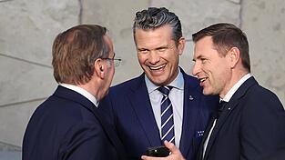 Verteidigungsminister Boris Pistorius (SPD, von links), US-Verteidigungsminister Pete Hegseth und Estlands Verteidigungsminister Hanno Pevkur berieten mit weiteren Politikern über den Schutz der Ostflanke.