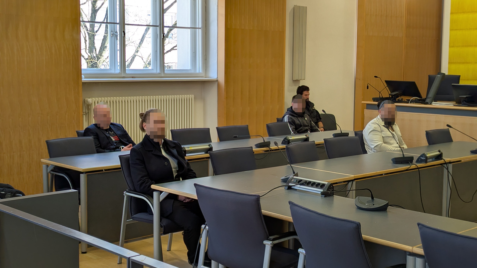 Die Angeklagten kurz vor der Urteilsverk&uuml;ndung im Gerichtssaal.
