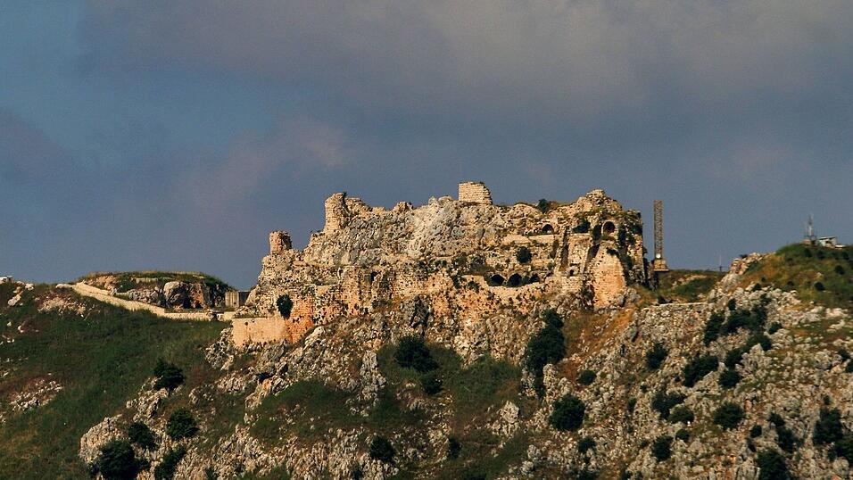 Die Kreuzritterfestung Beaufort, die israelische Soldaten eingenommen haben, liegt in der Nähe eines nordöstlichen Ausläufers der israelischen Grenze. Die Kreuzritterfestung Beaufort, die israelische Soldaten eingenommen haben, liegt in der Nähe eines nordöstlichen Ausläufers der israelischen Grenze.