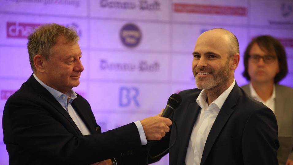 Der Regensburger Spitzenkandidat der Freien Wähler, Michael Schien (rechts), hofft auf ein gutes Ergebnis seiner Partei. Der Regensburger Spitzenkandidat der Freien Wähler, Michael Schien (rechts), hofft auf ein gutes Ergebnis seiner Partei.