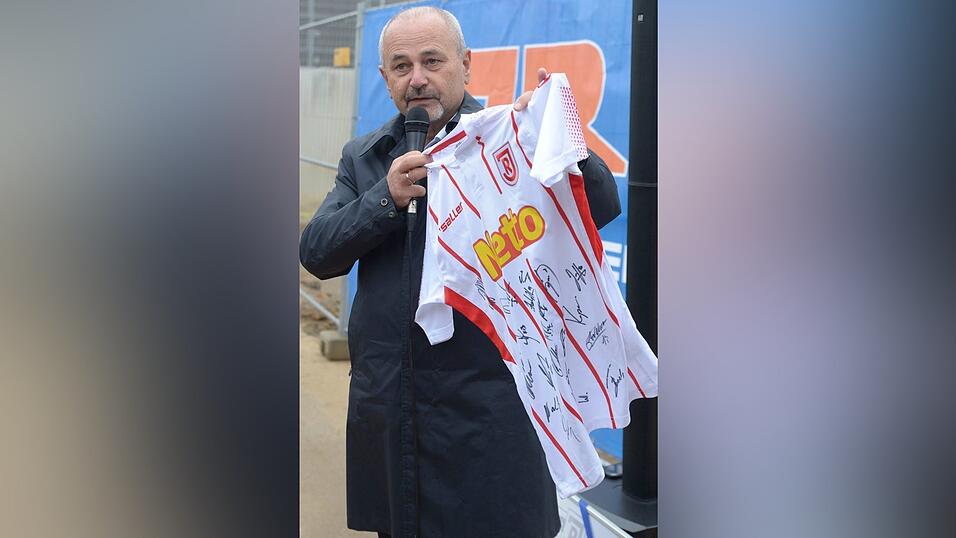 Beim SSV Jahn wurde am Dienstag der Grundstein für das neue Funktionsgebäude am Trainingsgelände gelegt.