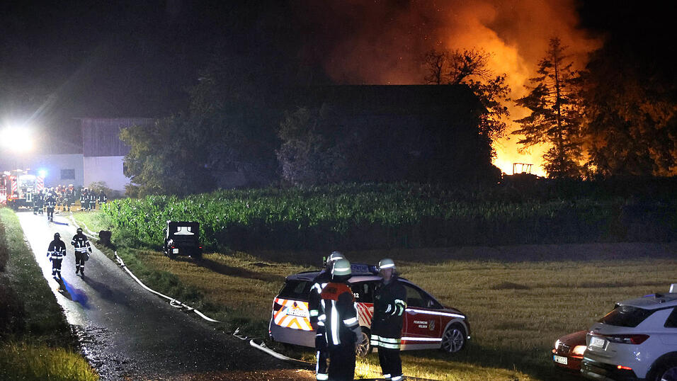 Bei einem Brand auf einem Bauernhof in Engelsberg im Landkreis Landshut ist am späten Montagabend eine Scheune zerstört worden. Bei einem Brand auf einem Bauernhof in Engelsberg im Landkreis Landshut ist am späten Montagabend eine Scheune zerstört worden.