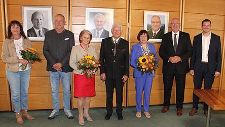 Sie präsentieren sich vor der neuen Bildergalerie im Sitzungssaal: Thomas Girmindl, Theo Zellner und Franz Löffler mit Ehefrauen und Landrat Christian Schindler (von links). Sie präsentieren sich vor der neuen Bildergalerie im Sitzungssaal: Thomas Girmindl, Theo Zellner und Franz Löffler mit Ehefrauen und Landrat Christian Schindler (von links).