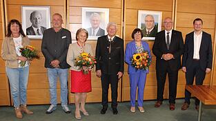 Sie pr&auml;sentieren sich vor der neuen Bildergalerie im Sitzungssaal: Thomas Girmindl, Theo Zellner und Franz L&ouml;ffler mit Ehefrauen und Landrat Christian Schindler (von links).