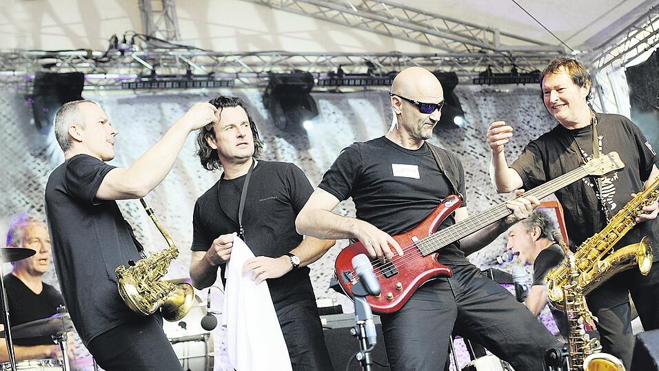 Haindling ist bekannt f&uuml;r seinen Multiinstrumentalismus und seine Texte in baierischem Dialekt. Auf der B&uuml;hne spielt Hans-J&uuml;rgen Buchner mit f&uuml;nf Kollegen zusammen in seiner Band. (Foto: helloagentur)