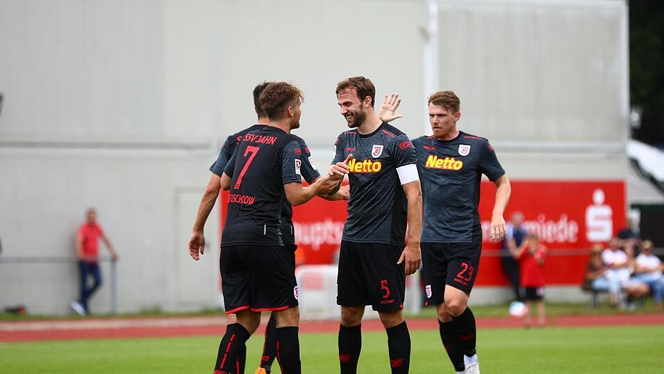 Der SSV Jahn Regensburg hat am Samstagnachmittag 4:0 gegen die SpVgg Bayreuth gewonnen.