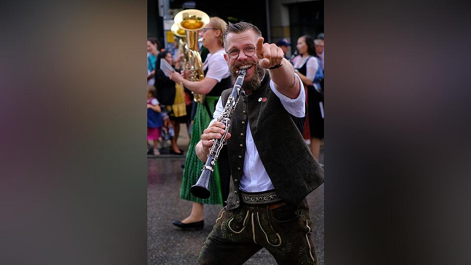 Zahlreiche Musik- und Trachtengruppen zogen nach dreij&auml;hriger Pause am Freitagabend zum Festplatz Am Hagen.