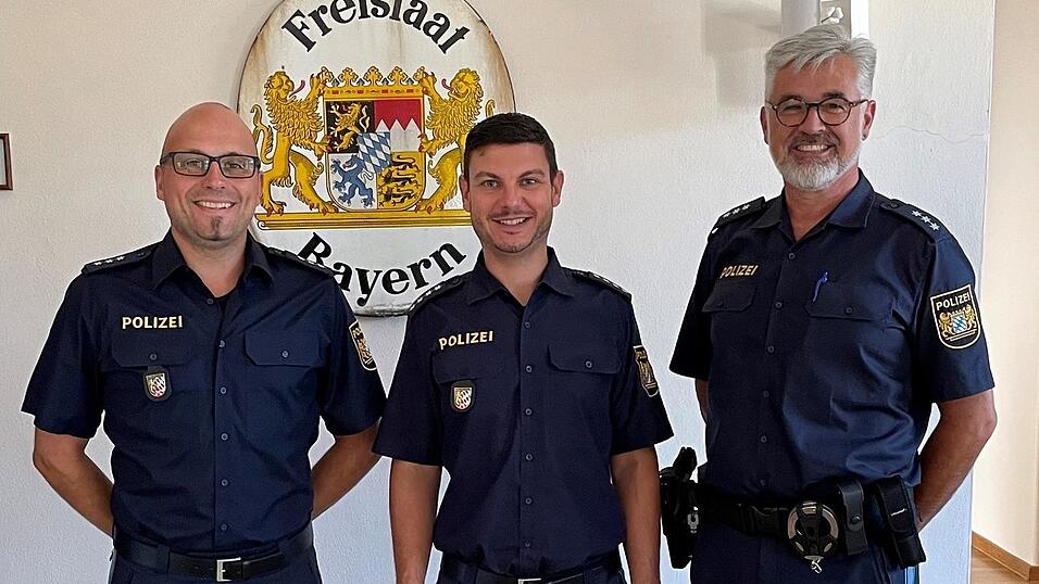 Stefan Iglhaut (links) vertritt in Zukunft Stationsleiter Thomas Schmidt (Mitte), Peter Schneider wechselt zur Polizeiinspektion Furth im Wald.