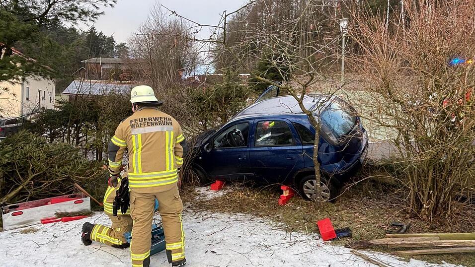 Die Retter sicherten den Opel, damit dieser nicht weiter abrutschen konnte.