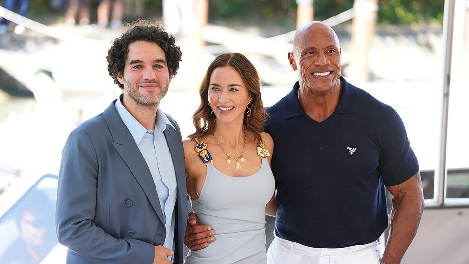 Regisseur Benny Safdie, Emily Blunt und Dwayne Johnson vor ihrer Pressekonferenz in Venedig.