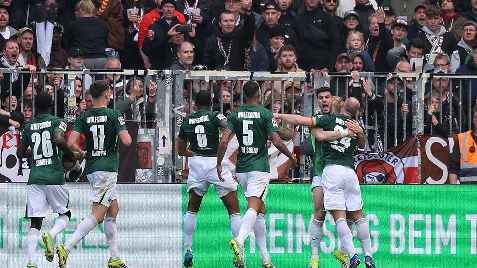 Tor der Hoffnung: Konstantinos Koulierakis (2.v.r.) jubelt &uuml;ber die Wolfsburger F&uuml;hrung.