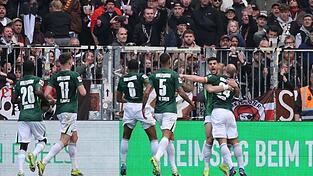 Tor der Hoffnung: Konstantinos Koulierakis (2.v.r.) jubelt über die Wolfsburger Führung. Tor der Hoffnung: Konstantinos Koulierakis (2.v.r.) jubelt über die Wolfsburger Führung.