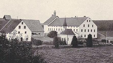 Das Gut in H&uuml;ll beherbergte bis Anfang der 1960er-Jahre das Forschungszentrum f&uuml;r den Hopfenbau in der Hallertau; 1988 kaufte es der US-amerikanische Braukonzern Anheuser-Busch.