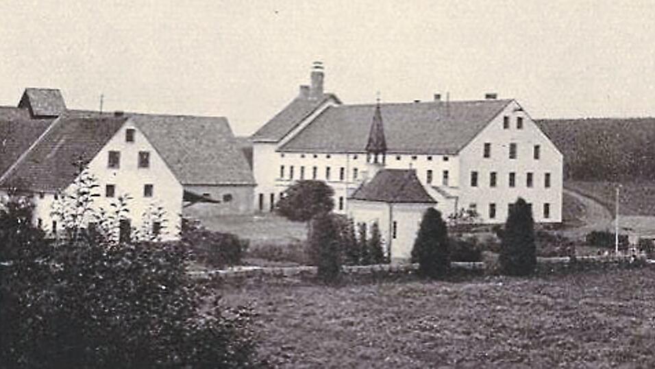 Das Gut in Hüll beherbergte bis Anfang der 1960er-Jahre das Forschungszentrum für den Hopfenbau in der Hallertau; 1988 kaufte es der US-amerikanische Braukonzern Anheuser-Busch. Das Gut in Hüll beherbergte bis Anfang der 1960er-Jahre das Forschungszentrum für den Hopfenbau in der Hallertau; 1988 kaufte es der US-amerikanische Braukonzern Anheuser-Busch.