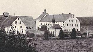 Das Gut in Hüll beherbergte bis Anfang der 1960er-Jahre das Forschungszentrum für den Hopfenbau in der Hallertau; 1988 kaufte es der US-amerikanische Braukonzern Anheuser-Busch. Das Gut in Hüll beherbergte bis Anfang der 1960er-Jahre das Forschungszentrum für den Hopfenbau in der Hallertau; 1988 kaufte es der US-amerikanische Braukonzern Anheuser-Busch.