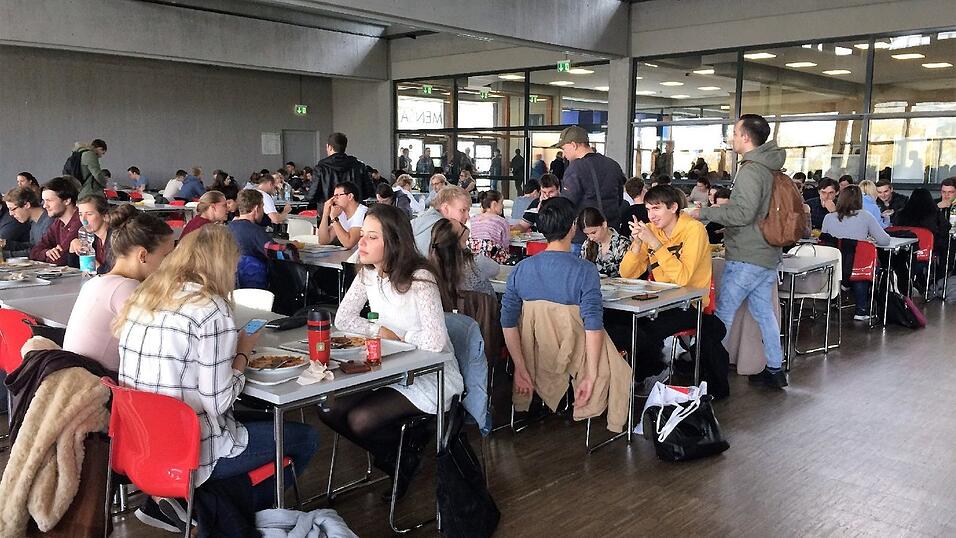 Günstig essen: In zwei Mensasälen können die Regensburger Studenten mittags für wenig Geld satt werden. Günstig essen: In zwei Mensasälen können die Regensburger Studenten mittags für wenig Geld satt werden.
