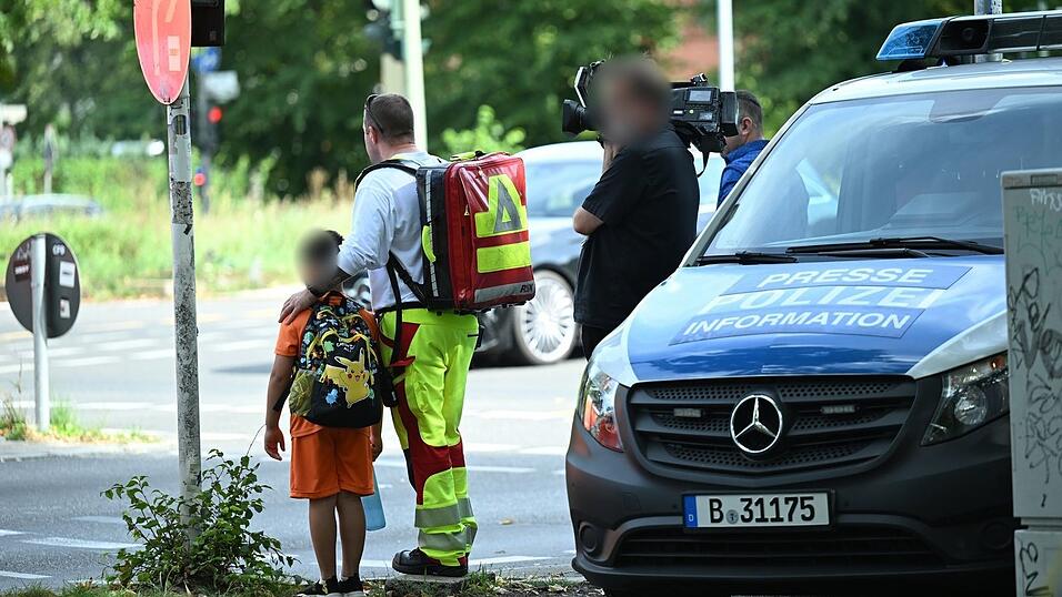 . Ein Auto ist in Berlin-Wedding in eine Menschengruppe gefahren.